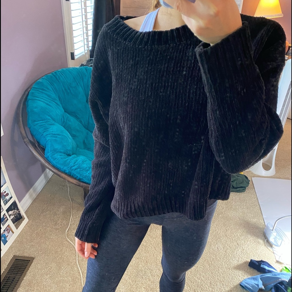 URBAN OUTFITTERS SWEATER